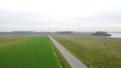 Motorradfahrer-Fährt-Auf-Eine-Drohne-Mit-Landschaftshintergrund-Zu