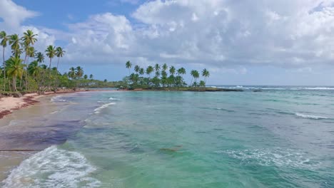 Drohne-Fliegt-über-Das-Türkisfarbene-Wasser-Des-Strandes-Los-Coquitos,-Cabrera-In-Der-Dominikanischen-Republik