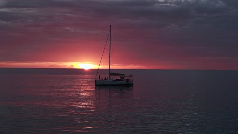 sailors-enjoy-the-orange-cloudy-sunset