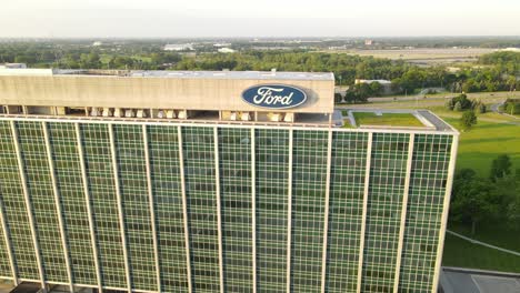 Logotipo-De-Ford-En-La-Parte-Superior-Del-Edificio-De-Oficinas,-Vista-Trasera-De-La-Mosca-Aérea