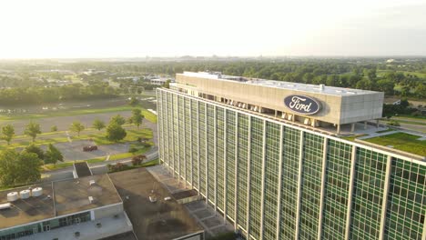 Filmische-Ansicht-Des-Hauptsitzes-Von-Ford-Motors-In-Detroit,-Luftaufnahme