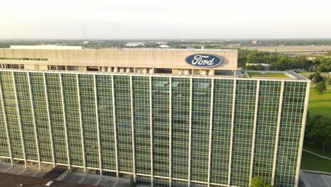 Ford-office-building-in-Detroit-on-sunny-day,-aerial-ascend-view