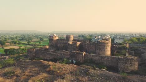 Aerial-drone-shot-of-a-Gurjar-dynasty-Indian-fort-in-Gwalior-,-Madhya-Pradesh