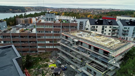Sitio-De-Construcción-De-Sobrevuelo-Aéreo-Con-Bloques-De-Apartamentos-De-Nueva-Construcción-En-Estocolmo,-Suecia