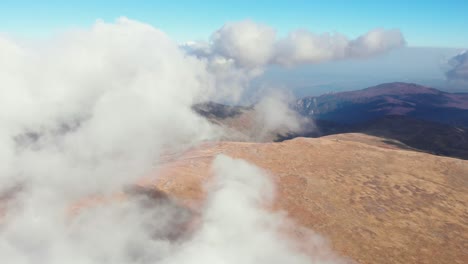 Drohnenvideo,-Das-über-Wolken-Aufsteigt,-Gipfel-Des-Berges-Kaimaktsalan,-Sonnig
