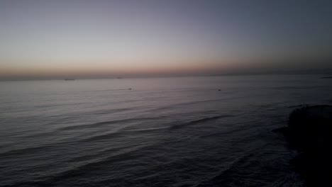 Segelboot-Gleitet-Während-Des-Orangefarbenen-Sonnenuntergangs-über-Das-Wasser