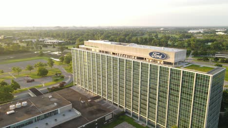Ikonisches-Bürogebäude-Der-Ford-Motors-Company-An-Sonnigen-Tagen,-Luftaufnahme-Der-Umlaufbahn