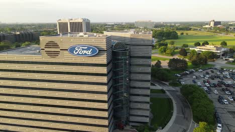 Ford-Regent-Court-Building-En-Un-Día-Soleado-Y-Brillante,-Vista-Aérea-Ascendente