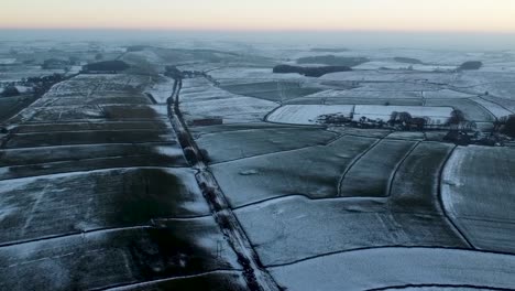 Snowy-meadows-and-agricultural-fields-in-rural-Peak-District,-United-Kingdom