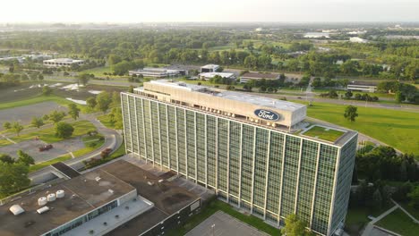 Edificio-De-Oficinas-De-La-Empresa-Ford-Motors-En-Un-Día-Soleado-En-Detroit,-Vista-Panorámica-De-La-órbita-Aérea