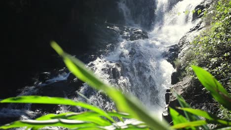 Majestätischer-Wasserfall,-Der-über-Felsen-In-Einem-Waldgebiet-Stürzt