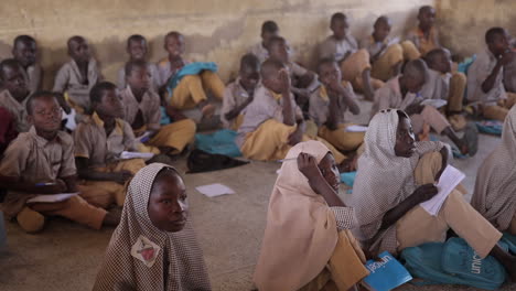 Junge-Studenten-In-Nigeria-Auf-Dem-Boden-Eines-Klassenzimmers,-Während-Sie-Einer-Vorlesung-In-Der-Stadt-Yola-Im-Bundesstaat-Adamawa-Lauschen
