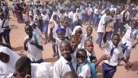 Fröhliche,-Gesunde-Nigerianische-Kinder-Winken-In-Die-Kamera,-Um-Besucher-Zu-Begrüßen