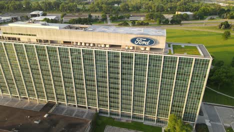 Huge-building-with-Ford-logo-on-top,-aerial-descend-view