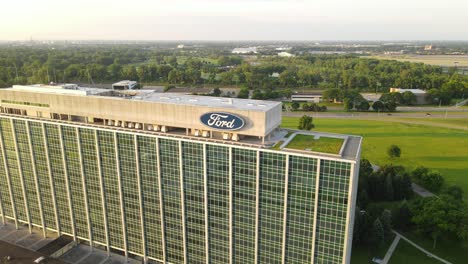 Logotipo-De-Ford-Motors-Company-En-La-Parte-Superior-Del-Edificio-De-Oficinas-En-Detroit,-Vuelo-Aéreo-Hacia-La-Vista