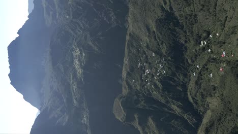 Drone-Vuela-Hacia-Atrás-Desde-Un-Gran-Cráter-En-La-Isla-De-La-Reunión-Filmando-En-4k-Vertical-Y-Sin-Clasificar