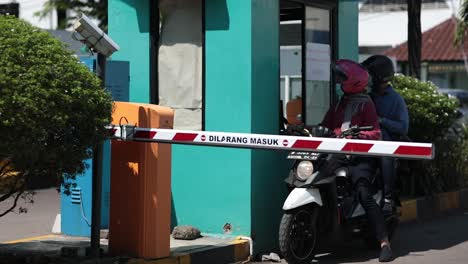 2-female-medical-workers-exited-through-the-automatic-parking-plank-using-masks-and-motorbikes