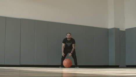 Weit-Entfernt-Von-Einem-Mann,-Der-Einen-Basketball-In-Richtung-Kamera-Rollt