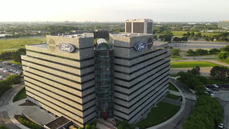 Edificio-Ford-Regent-Court-En-Detroit-Con-Sol-Brillante,-Vista-De-órbita-Aérea