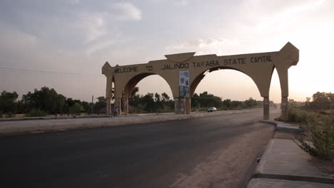 Willkommen-Im-Jalingo-Taraba-State-Torbogen-über-Der-Straße-In-Nigeria