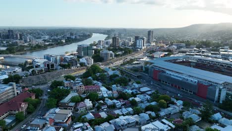 Luftdrohnenaufnahme,-Die-Durch-Den-Vorort-Petrie-Terrace-Fliegt,-Mit-Atemberaubendem-Blick-Auf-Das-Suncorp-Stadion,-Den-Brisbane-River,-Brisbane-City-Und-Den-Bahnhof-Roma-St