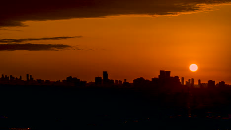 Zeitraffer-Eines-Malerischen,-Leuchtend-Orangefarbenen-Sonnenuntergangs-Vor-Der-Skyline-Silhouette-Der-Stadt-Mississauga,-Ontario