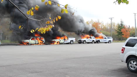 Toma-De-Cuatro-Cruceros-De-La-Policía-Montada-Real-Canadiense-En-Llamas-Después-De-Las-Protestas-De-Gas-Fracturado-De-Esquisto-En-Elsipogtog,-Nuevo-Brunswick,-El-17-De-Octubre-De-2013