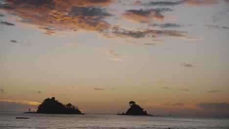 Ciudad-Turística-De-Playa-En-Las-Catalinas-Bajo-El-Cielo-Nublado-Al-Atardecer-En-Guanacaste,-Costa-Rica