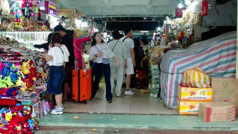 Famoso-Mercado-Han-Con-Turistas-Coreanos-Comprando,-Da-Nang,-Vietnam