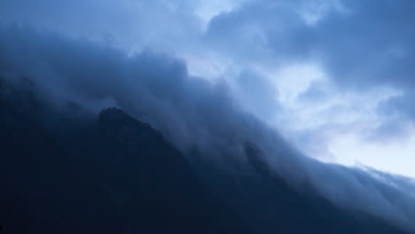 Wolken-Steigen-Vom-Berg-Herab,-Angetrieben-Von-Der-Thermischen-Strömung