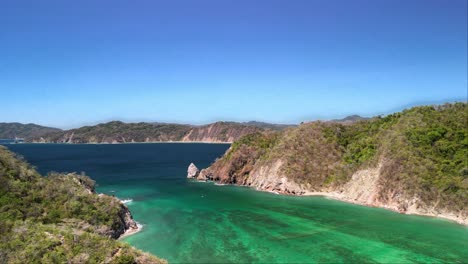 Luftlandschaftsaufnahme-Des-Farbwechselnden-Wassers-Auf-Der-Insel-Tortuta-In-Costa-Rica-An-Einem-Sonnigen-Tag