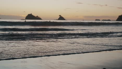 Menschen-Schwimmen-In-Der-Strandstadt-Las-Catalinas-Bei-Sonnenuntergang-In-Guanacaste,-Costa-Rica