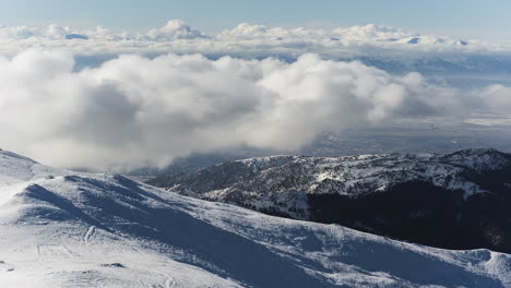 Timelapse-Nubes-Sobre-Montaña-Nevada-Invierno-Inclinar-Hacia-Abajo-Kaimaktsalan-Grecia