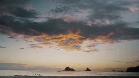 Wunderschöne-Wolken-Bei-Sonnenuntergang-Am-Strand-Von-Las-Catalinas-In-Guanacaste,-Costa-Rica