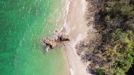 Luftaufnahme-Von-Oben-Nach-Unten-Eines-Felsens-An-Einem-Strand-Auf-Der-Insel-Tortuga,-Costa-Rica