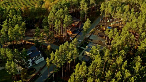 Moderne-Landhäuser-In-Der-Lettischen-Landschaft---Luftaufnahme