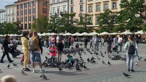 Cracovia,-Polonia---11-De-Julio-De-2022:-Turistas-En-La-Plaza-Del-Mercado-Principal-Del-Distrito-De-La-Ciudad-Vieja-En-Cracovia,-Polonia