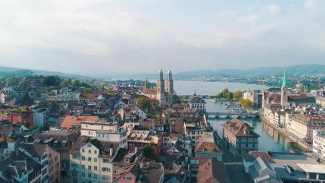 Luftaufnahmen-Von-Zürich,-Schweiz,-Die-über-Die-Geschichte-Der-Stadtreformation-Fegen,-Filmische-Drohne