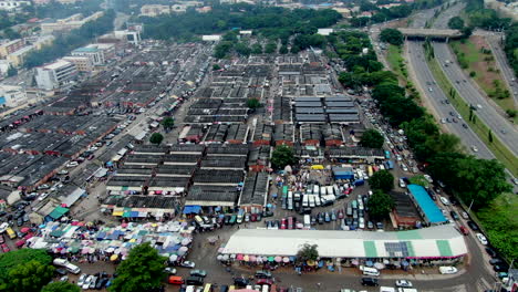 The-famous-Wusa-Market-in-Abuja,-Nigeria---aerial-reveal