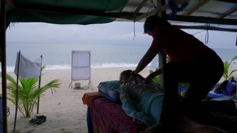 Frau-Genießt-Eine-Thai-Massage-Am-Strand-Von-La-Mai,-Insel-Koh-Samui,-Thailand