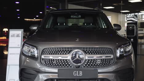 Nuevo-Mercedes-Glb-Gris-En-Concesión-Con-Su-Display-Informativo