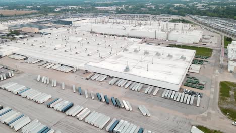 Massive-automobile-manufacture-facility-in-Toledo,-Ohio,-USA,-aerial-view