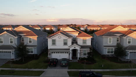 Luftaufnahme-Weg-Von-Einem-Haus-Mitten-In-Einem-Wohlhabenden-Viertel-In-Florida,-Sonnenuntergang-In-Den-USA-–-Zurückziehen,-Drohnenaufnahme