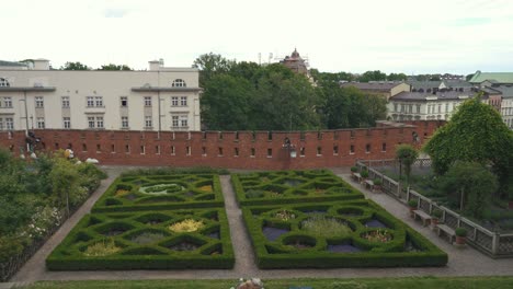 Krakau,-Polen---11.-Juli-2022:-Königlicher-Renaissancegarten-Im-Innenhof-Des-Wawelschlosses