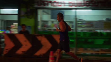 Hombre-Corriendo-Durante-La-Carrera-De-Samui,-Carrera-Nocturna,-Tailandia
