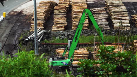 Unzählige-Holzstapel-In-Neuseeland-Mit-Schwerer-Maschinenbearbeitung