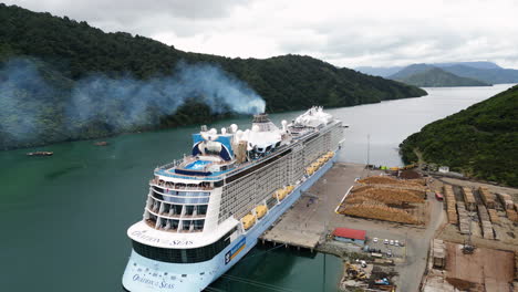 Ovation-Seas-Kreuzfahrtschiff-Angedockt-Am-Waimahara-Log-Wharf,-Picton,-Neuseeland,-Luftaufnahme