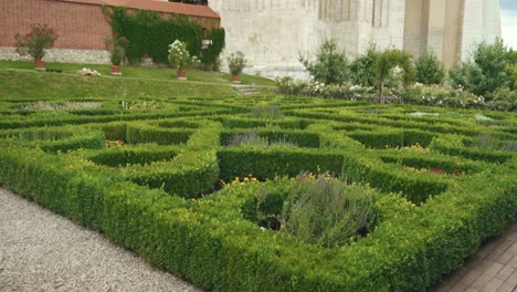 KRAKOW,-POLAND---11-JULY-2022:-Renaissance-Royal-Garden-in-the-Courtyard-of-Wawel-Castle