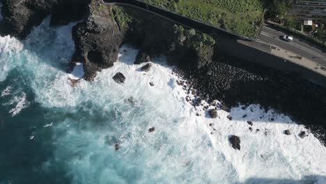 Top-Down-Shot-Of-Waves-Crashing-Smoothly-On-Rocks,-Puerto-De-La-Cruz,-Spain