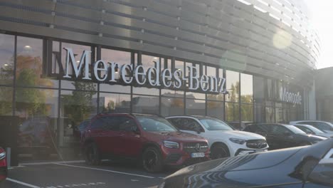 En-El-Estacionamiento-De-La-Concesión-De-Mercedes-Al-Atardecer